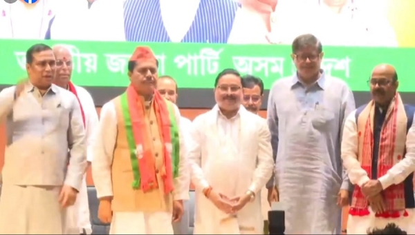 असमः प्रदेश भाजपा के अध्यक्ष दिलीप सैकिया की उपस्थिति में भाजपा की सदस्यता ग्रहण करते असम प्रदेश कांग्रेस के पूर्व अध्यक्ष भूपेन बोरा।