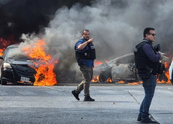 मेक्सिको में ड्रग माफिया एल मेंचो की मौत के बाद हिंसा भड़क गई है। जापोपान में संगठित अपराध समूह के सदस्यों ने रास्ता रोकने के लिए गाड़ियों में आग लगा दी। सूचना मिलते ही पुलिस पहुंची। फोटो - इंटरनेट मीडिया