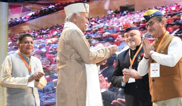 पूर्व सैनिकाें से मुलाकात करते डाॅ माेहन भागवत।