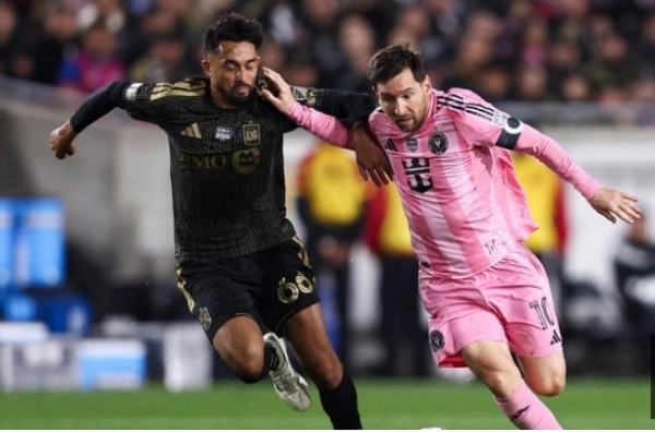 लियोनेल मेसी (पिंक जर्सी में)