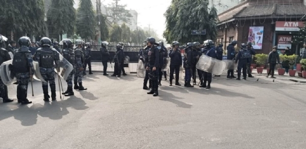 बीरगंज में कर्फ्यू लगने के बाद पुलिसकर्मी