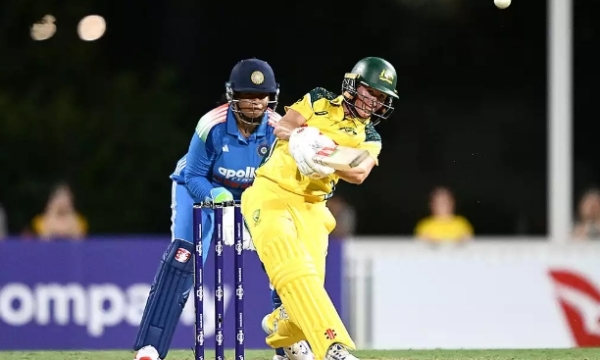 शॉट लगातीं बेथ मूनी