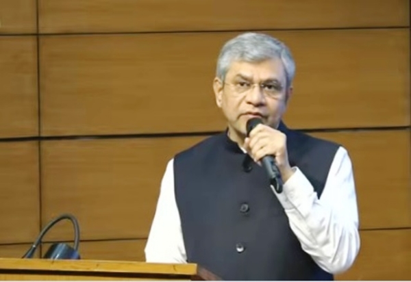 केंद्रीय मंत्री अश्विनी वैष्णव मंगलवार को कैबिनेट के फैसलों की जानकारी देते हुए केंद्रीय मंत्री अश्विनी वैष्णव मंगलवार को कैबिनेट के फैसलों की जानकारी देते हुए