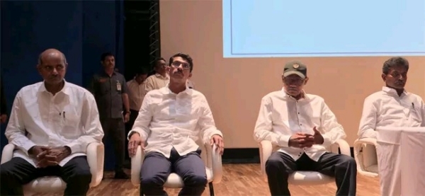 आत्मसम्पन करने वाले माओवादी