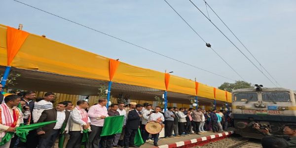 অসমৰ বিভিন্ন ষ্টেচনত উত্তৰ-পূব সীমান্ত ৰেলৱেৰ দ্বাৰা ১৯ খন ৰে’লগাড়ীৰ অতিৰিক্ত ষ্টপেজ