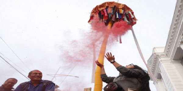 কাঠমাণ্ডুৰ নেৱাৰ সম্প্ৰদায়ে আনুষ্ঠানিকভাৱে আৰম্ভ কৰে ৰঙৰ উৎসৱ হোলী