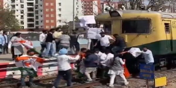 যুৱ কংগ্ৰেছৰ সভাপতিক গ্ৰেপ্তাৰ কৰাৰ প্ৰতিবাদত কাৰ্যকৰ্তাৰ ৰে’ল অৱৰোধ