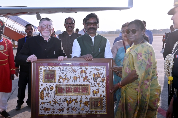 राष्ट्रपति  को विदा करते  राज्यपाल और मुख्यमंत्री