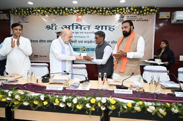 अररिया फोटो:मुख्य सचिव गृह मंत्री का अभिवादन करते