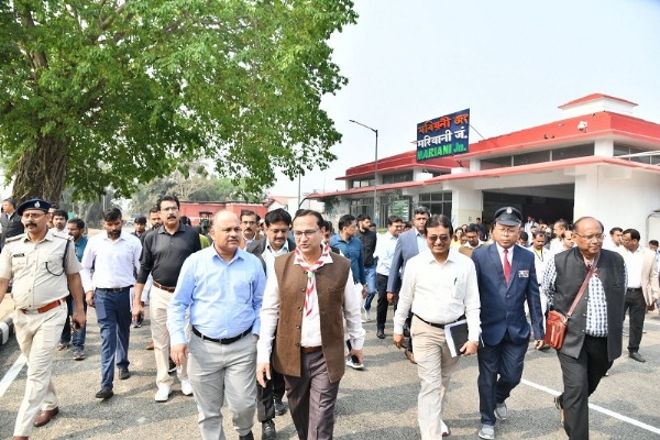 तिनसुकिया मंडल के मरियानी-शिमलगुड़ी-न्यू तिनसुकिया सेक्शन का निरीक्षण करते पूसीरे के महाप्रबंधक चेतन कुमार श्रीवास्तव