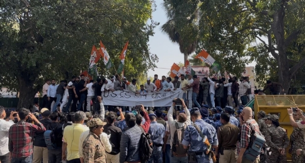 युवा कांग्रेस अध्यक्ष उदय भानु चिब की गिरफ्तारी के विरोध में गुरुवार को नई दिल्ली स्थित युवा कांग्रेस मुख्यालय के बाहर प्रदर्शन करते हुए बी. वी. श्रीनिवास, देवेंद्र यादव और अन्य कांग्रेस नेता।