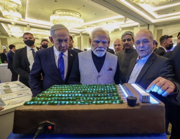 यरुशलम में प्रौद्योगिकी प्रदर्शनी का अवलोकन करते प्रधानमंत्री नरेन्द्र मोदी और इजराइल के प्रधानमंत्री बेंजामिन नेतन्याहू।