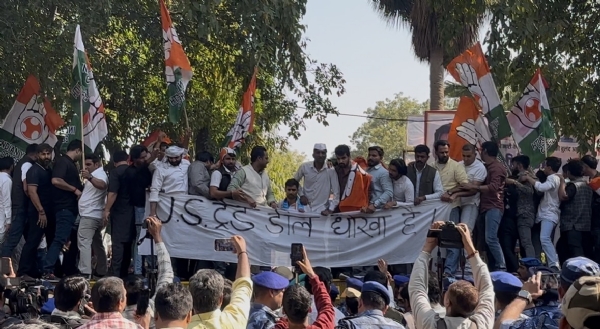 युवा कांग्रेस अध्यक्ष उदय भानु चिब की गिरफ्तारी के विरोध में गुरुवार को नई दिल्ली स्थित युवा कांग्रेस मुख्यालय के बाहर प्रदर्शन करते हुए बी. वी. श्रीनिवास, देवेंद्र यादव और अन्य कांग्रेस नेता।