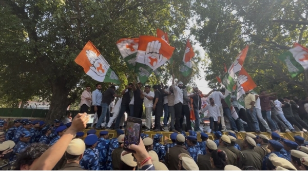 युवा कांग्रेस अध्यक्ष उदय भानु चिब की गिरफ्तारी के विरोध में गुरुवार को नई दिल्ली स्थित युवा कांग्रेस मुख्यालय के बाहर प्रदर्शन करते हुए बी. वी. श्रीनिवास, देवेंद्र यादव और अन्य कांग्रेस नेता।