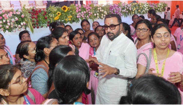 आशा वर्कर से बात करते प्रतापराव जाधव