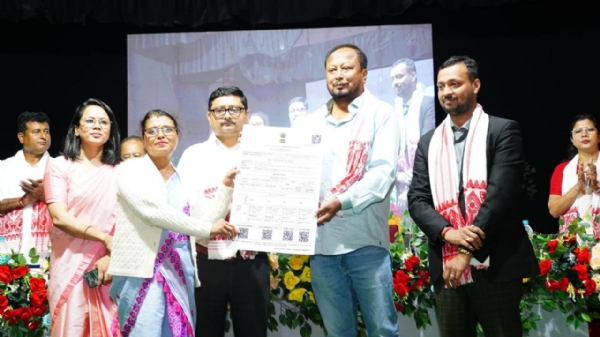 শোণিতপুৰ জিলাৰ পাঁচটা বিধানসভা সমষ্টিত (এল এ চি) অনুষ্ঠিত হোৱা আনুষ্ঠানিক বিতৰণ কাৰ্যসূচীৰ অংশ হিচাপে ভূমি পট্টা আৰু আবণ্টনৰ প্ৰমাণপত্ৰ বিতৰণ কৰা হয়। শোণিতপুৰ জিলাৰ পাঁচটা বিধানসভা সমষ্টিত (এল এ চি) অনুষ্ঠিত হোৱা আনুষ্ঠানিক বিতৰণ কাৰ্যসূচীৰ অংশ হিচাপে ভূমি পট্টা আৰু আবণ্টনৰ প্ৰমাণপত্ৰ বিতৰণ কৰা হয়।