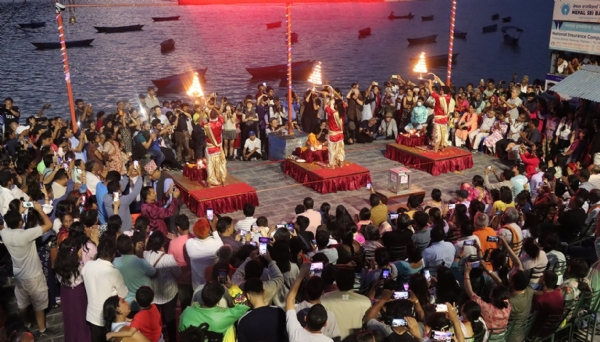 पोखरा में संध्या आरती