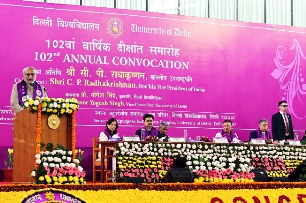उपराष्ट्रपति सी.पी. राधाकृष्णन शनिवार को दिल्ली विश्वविद्यालय के 102वें दीक्षांत समारोह को संबोधित करते हुए