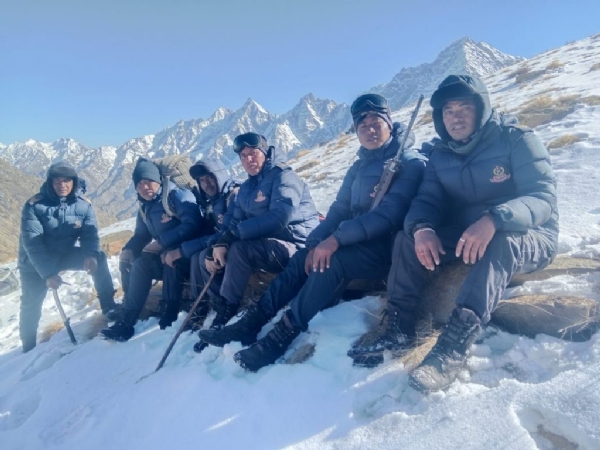 नेपाल चीन सीमा पर तैनात नेपाली सुरक्षाकर्मी