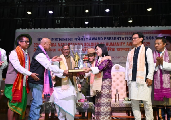 ভূটানৰ ৰাজমাতা দৰজী ৱাংমো ৱাংচুকলৈ ২২ সংখ্যক উপেন্দ্ৰ নাথ ব্ৰহ্ম মানৱতাৰ সৈনিক বটাঁ ৷