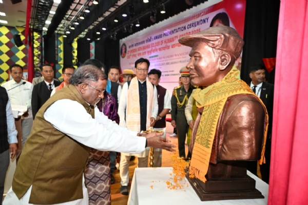 ভূটানৰ ৰাজমাতা দৰজী ৱাংমো ৱাংচুকলৈ ২২ সংখ্যক উপেন্দ্ৰ নাথ ব্ৰহ্ম মানৱতাৰ সৈনিক বটাঁ ৷