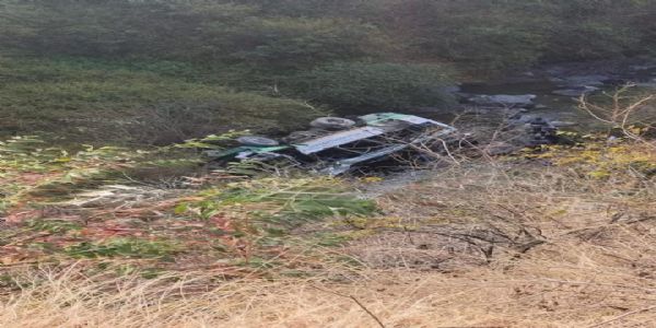 উত্তৰাখণ্ডত হিমাচল পথ পৰিবহণ নিগমৰ বাছখন খাৱৈত পৰি তিনিজনৰ মৃত্যু, কেইবাজনো আহত