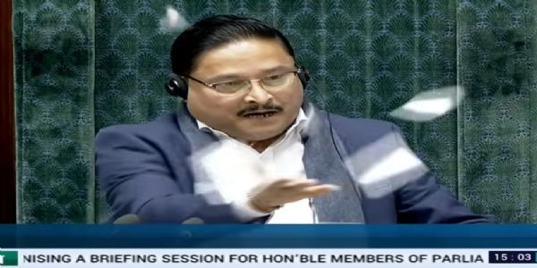 (লিড) লোকসভাঃ হুলস্থুলৰ ফলত কাৰ্য্যবিধি ব্যাহত, ৮জন বিৰোধী সাংসদ নিলম্বন