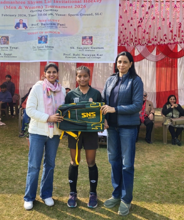 जानकी देवी महाविद्यालय (जेडीएम)  की अंजलि प्लेयर ऑफ द मैच का अवार्ड प्राप्त करते हुए।