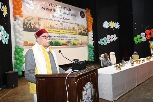 মণিপুৰঃ যুৱ সংবাদ অনুষ্ঠানত যুৱক-যুৱতীসকলক অনুপ্ৰাণিত কৰি অৰুণ কুমাৰে।