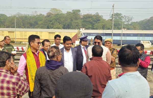 বাছুগাঁও ৰেলৱে ষ্টেচনত ধুবুৰী–গুৱাহাটী এক্সপ্ৰেছৰ পতাকা দেখুৱাই উদ্বোধন ।