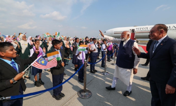 PM Narendra Modi reached Kuala Lumpur. Malaysian PM Anwar Ibrahim received him personally at the Airport.