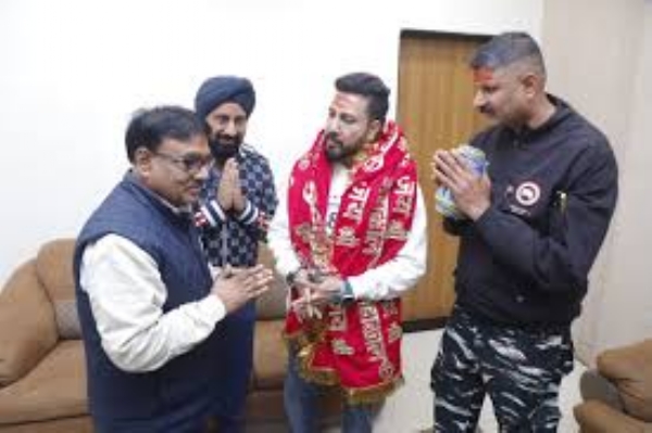 महाकालेश्वर मंदिर प्रबंध समिति की ओर से  मीका सिंह का आत्मीय स्वागत एवं सत्कार किया