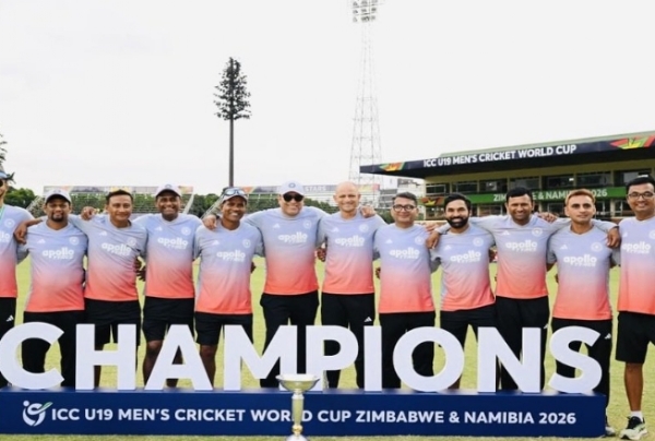 विश्व कप ट्रॉफी के साथ जश्न मनाती भारतीय अंडर 19 टीम