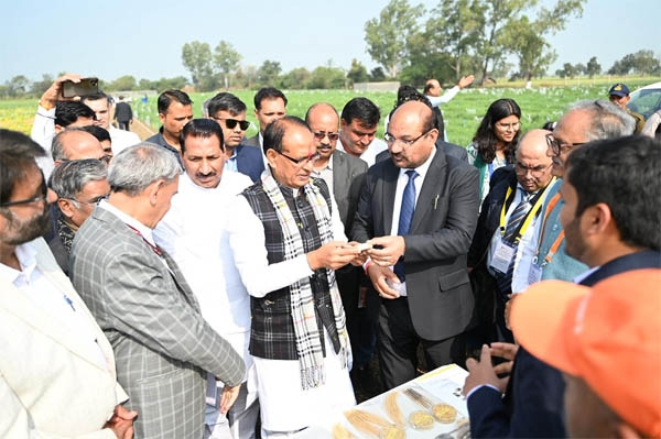 কেন্দ্ৰীয় কৃষি মন্ত্ৰী শ্ৰী শিৱৰাজ সিং চৌহানৰ পথাৰ পৰ্যবেক্ষণ