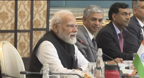 मलेशिया की प्रशासनिक और न्यायिक राजधानी पुत्राजाया में मलेशिया के प्रधानमंत्री अनवर इब्राहिम के साथ प्रतिनिधिमंडल स्तर की बातचीत करते प्रधानमंत्री मोदी