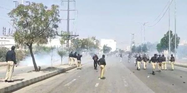 কৰাচীত আমেৰিকাৰ কনছুলেটৰ বাহিৰত সংঘৰ্ষ, নিৰাপত্তাৰক্ষীৰ গুলীত ৯ জন নিহত, ১৮ জন আহত