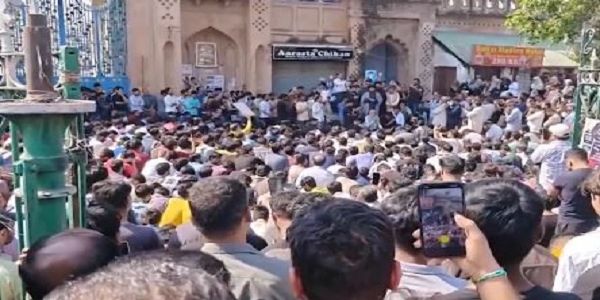 ইৰাণৰ সৰ্বোচ্চ নেতা আয়াতুল্লাহ আলী খামেইনীৰ মৃত্যুৰ খবৰ পোৱাৰ পিছতে লক্ষ্ণৌকে ধৰি উত্তৰ প্ৰদেশৰ কেইবাটাও স্থানত প্ৰতিবাদ