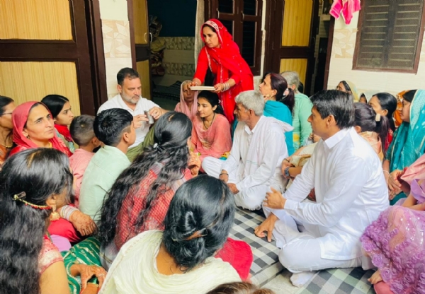 सोनीपत में किसान संजय के घर में महिलाओं से शादी की रस्मों की जानकारी लेते राहुल गांधी सोनीपत में किसान संजय के घर में महिलाओं से शादी की रस्मों की जानकारी लेते राहुल गांधी