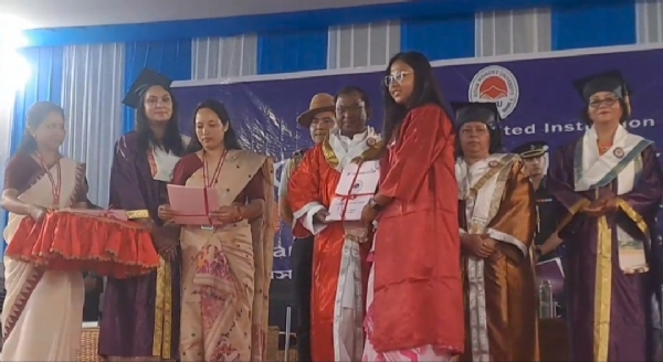 উত্তৰ পূৰ্বাঞ্চলৰ প্ৰথম খন মহিলা বিশ্ববিদ্যালয় অসম মহিলা বিশ্ববিদ্যালয়ৰ কলিয়াপানীস্থিত নৱ নিৰ্মিত চৌহদত আজি অনুষ্ঠিত হয় বিশ্ববিদ্যালয়ৰ পঞ্চম দীক্ষান্ত সমাৰোহ অনুষ্ঠান। উত্তৰ পূৰ্বাঞ্চলৰ প্ৰথম খন মহিলা বিশ্ববিদ্যালয় অসম মহিলা বিশ্ববিদ্যালয়ৰ কলিয়াপানীস্থিত নৱ নিৰ্মিত চৌহদত আজি অনুষ্ঠিত হয় বিশ্ববিদ্যালয়ৰ পঞ্চম দীক্ষান্ত সমাৰোহ অনুষ্ঠান।