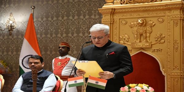 মহাৰাষ্ট্ৰৰ ৰাজ্যপাল হিচাপে জিষ্ণু দেৱ বৰ্মাৰ শপত গ্ৰহণ