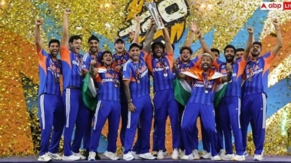 आईसीसी टी 20 विश्व कप ट्रॉफी के साथ भारतीय टीम आईसीसी टी 20 विश्व कप ट्रॉफी के साथ भारतीय टीम