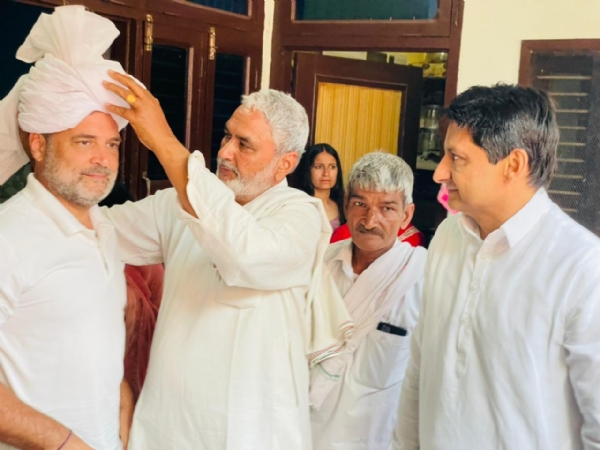 राहुल गांधी का साेनीपत पहुंचने पर स्वागत करते ग्रामीण राहुल गांधी का साेनीपत पहुंचने पर स्वागत करते ग्रामीण