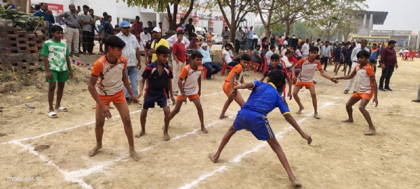 राज्य स्तरीय बेसिक प्रतियोगिता में कबड्डी खेलते मुरादाबाद के खिलाड़ी।