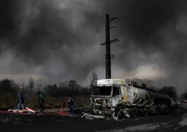 ईरान में ऑयल डिपो पर हमले के बाद आसमान में काले धुएं के जहरीले बादल छाए... ईरान में ऑयल डिपो पर हमले के बाद आसमान में काले धुएं के जहरीले बादल छाए...