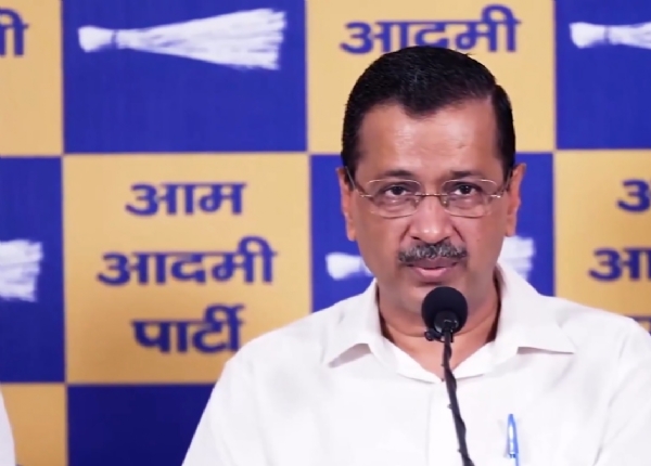 दिल्ली में आआपा मुख्यालय में संवाददाता सम्मेलन को संबोधित करते पार्टी के राष्ट्रीय संयोजक अरविंद केजरीवाल