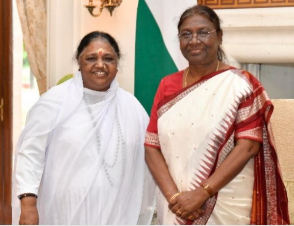 फाइल फोटो राष्ट्रपति द्रौपदी मुर्मू के साथ अमृतानंदमयी माँ फाइल फोटो राष्ट्रपति द्रौपदी मुर्मू के साथ अमृतानंदमयी माँ