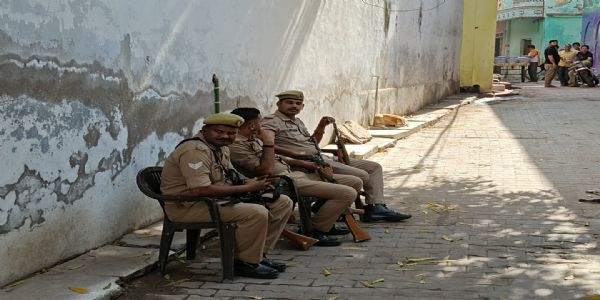 বাণ্ডাত আয়কৰ আৰু ইডিয়ে অভিযান চলাই কেইবাজনো ব্যৱসায়ী আৰু ঠিকাদাৰৰ চৌহদত