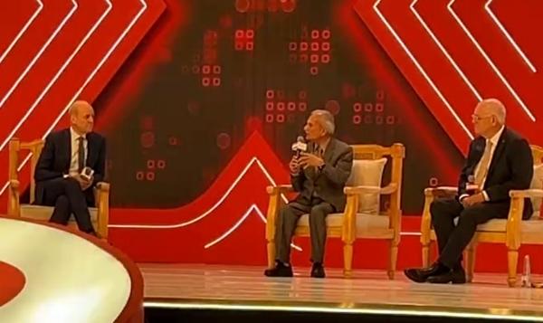 कॉन्क्लेव में बोलते डा बाबूराम भट्टराई कॉन्क्लेव में बोलते डा बाबूराम भट्टराई