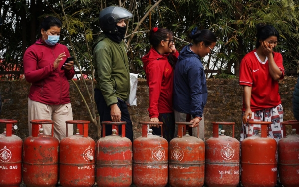 एलपीजी गैस सिलिंडर के लिए कतार में खड़े उपभोक्ता एलपीजी गैस सिलिंडर के लिए कतार में खड़े उपभोक्ता