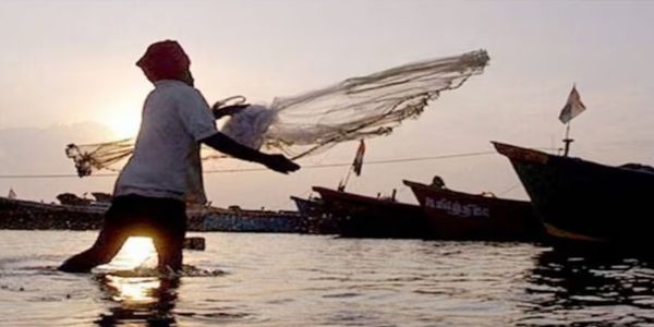 ৰামেশ্বৰমৰ দুজন মাছমৰীয়াক শ্ৰীলংকাৰ নৌসেনাৰ আটক